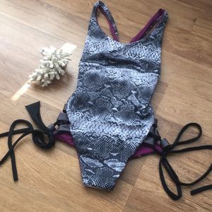 Super sick one piece never worn // reversible